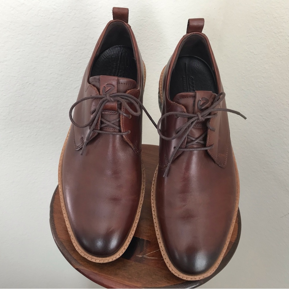 ECCO Men’s brown leather derby.